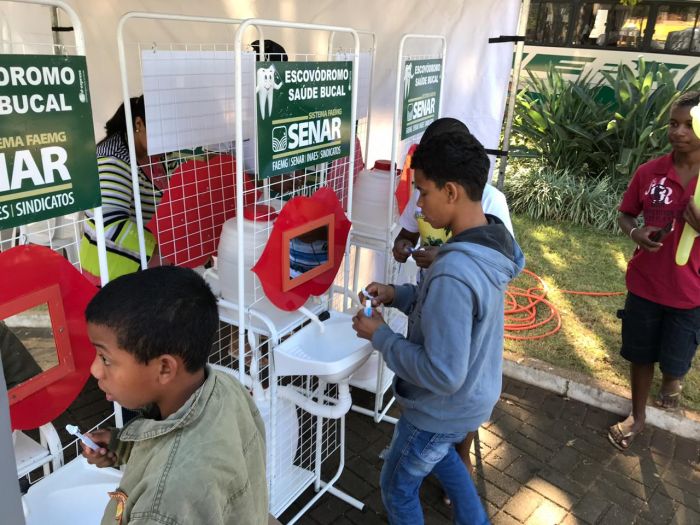 FAMÍLIA NA PRAÇA REÚNE CENTENAS DE PESSOAS.